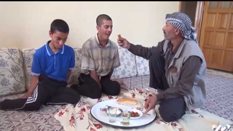  Bavê du kêmendaman banga alîkariyê dike